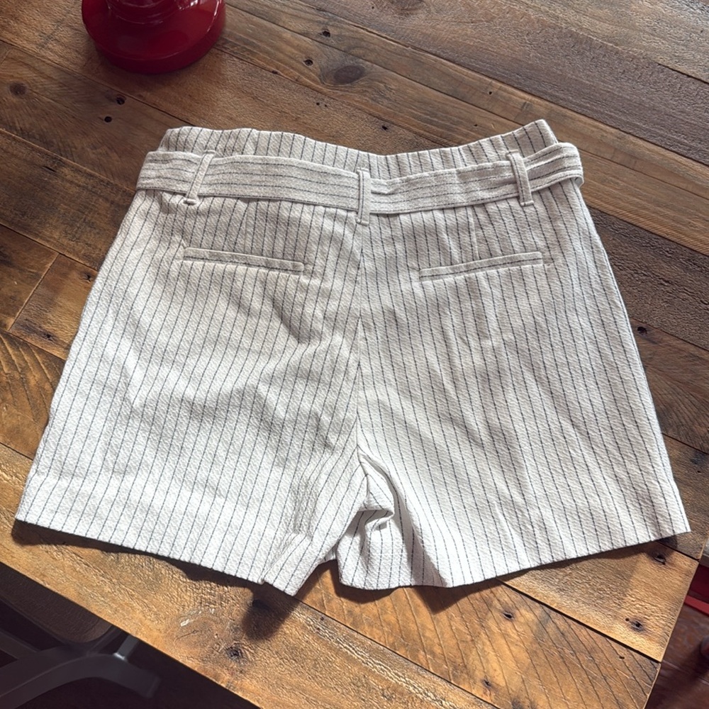 NWOT Banana Republic Women's Pinstriped Shorts - Picture 4 of 4